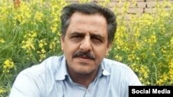 محمدحسین سپهری از حدود هشت ماه پیش در مشهد زندانی است و خواهر او نیز که بیانیه‌ای دیگر با خواست استعفای خامنه‌ای امضا کرده، نیز در این شهر زندانی است.