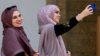 Dy gra bëjnë selfie para xhamisë së Beut në Sarajevë, 12 Prill 2021.