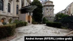 Aleea principală pe care, în urmă cu 100 de ani, coborau din calești cei mai importanți oameni ai vremii, este astăzi plină de gropi.