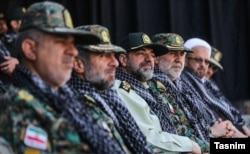 حسن کرمی (نفر چهارم از سمت چپ) در کنار احمدرضا رادان، فرمانده مرکز مطالعات راهبردی ناجا (نفر سوم) در تجمع یگان‌های ویژه، ۴ مهر ۹۷