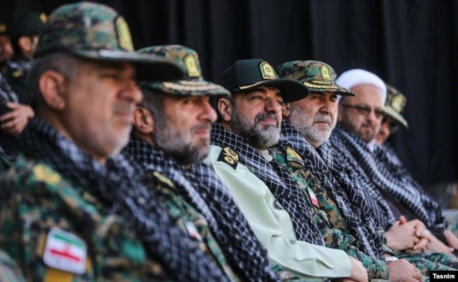 حسن کرمی (نفر چهارم از سمت چپ) در کنار احمدرضا رادان، فرمانده مرکز مطالعات راهبردی ناجا (نفر سوم) در تجمع یگان‌های ویژه، ۴ مهر ۹۷