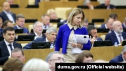 A Duma ülésén a helyettes házelnök, Natalia Poklonszkaja, 2021. április 28-án