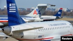 Літак American Airlines (с) між двома US Airways Express, носіями однієї з торгових марок US Airways, архівне фото