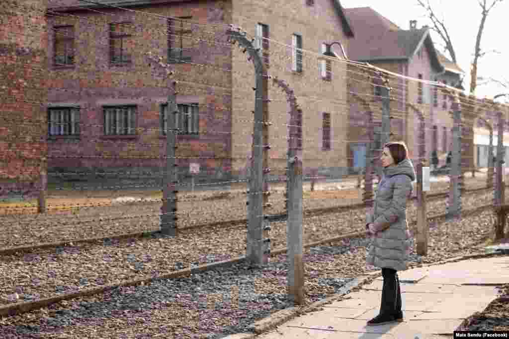 &bdquo;La Auschwitz-Birkenau, am simțit povara istoriei și datoria noastră față de viitor. Am pășit într-un loc unde peste un milion de vieți au fost curmate din cauza urii și a lipsei de umanitate. La 80 de ani de la eliberarea acestui lagăr al groazei, să nu permitem ca aceste lucruri cumplite să fie uitate sau negate&rdquo; - Maia Sandu, președinta R. Moldova, postare pe Facebook la 27 ianuarie 2025.