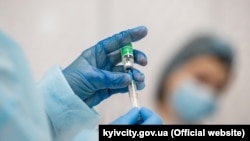 За 5 квітня від коронавірусу було щеплено 12 856 осіб