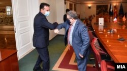 Премиерот Зоран Заев и амбасадорот Кристијан Тимоние на прошталната средба, 25 Септември 2020