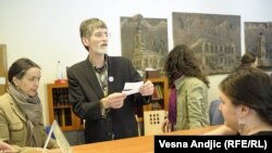 Srđan Gojković Gile u akciji "Poznati kao bibliotekari", Beograd, 21. april 2011