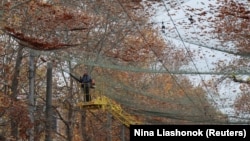 Встановлення сітки проти дронів у прифронтовому місті Херсон, 11 листопада 2025 року