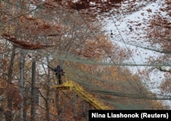 Сетка от дронов на улице в Херсоне, ноябрь 2025 года