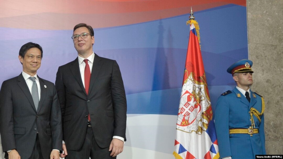 Ji "za oktavu jače" naglasio Vučiću da "Srbija ne može sedeti na dve stolice"
