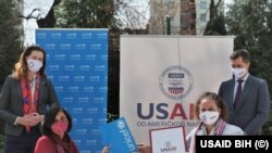 Direktorica USAID-a BiH Nancy J. Eslick (prvi red desno) potpisala je ugovor s predstavnicom UNICEF-a Rownak Khan (prvi red lijevo), a kojoj su svjedočili američki ambasador Eric Nelson (drugi red desno) i rezidentna koordinatorica UN-a Ingrid Macdonald (drugi red lijevo). 