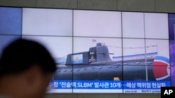 Një person duke shikuar lajmet lidhur me njoftimin se Koreja e Veriut ka ndërtuar një nëndetëse të re bërthamore. Seul, 8 shtator 2023. 
