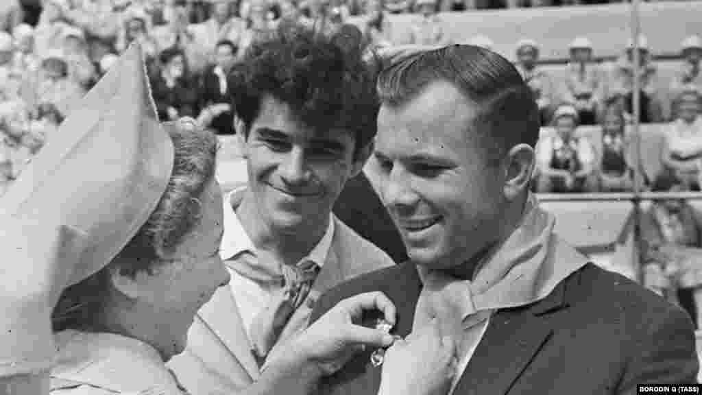 23 сентября 1961 года, Гурзуф. Визит Юрия Гагарина в детский лагерь &laquo;Артек&raquo; спустя несколько месяцев после его полета в космос. Вспоминая эту поездку, он сказал, что стал &laquo;космическим гостем замечательной республики красных галстуков&raquo;. На этом снимке Гагарина принимают в почетные пионеры