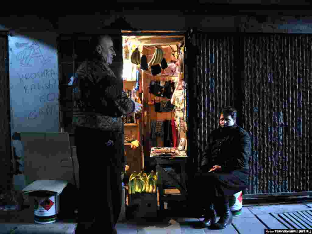 ბანანებისა და წინდების გამყიდველი - აქ უსაფრთხოდ გადაადგილდებიან ადამიანები, უკრავენ ქუჩის მუსიკოსები – ზოგჯერ ძალიან კარგად; აქ ცივა, განსაკუთრებით წლის ამ დროს, მაგრამ მაინც ხალხმრავლობაა. მიწისქვეშა გადასასვლელებს ზოგჯერ საინტერესო და უცნაური საპროტესტო აქციებისთვისაც იყენებენ.