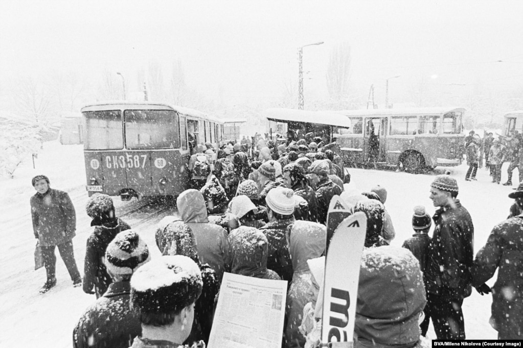 Pasagjerë, duke përfshirë disa me ski, presin të hipin në autobus për në malin Vitosha në 1974. Masivi Vitosha ngrihet mbi Sofje dhe është një nga simbolet e kryeqytetit bullgar.