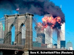 ტერორისტებმა გატაცებული თვითმფრინავები ნიუ-იორკში მსოფლიო სავაჭრო ცენტრის ტყუპ შენობებს შეაჯახეს. აშშ, 2001 წლის 11 სექტემბერი