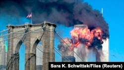 Օդանավերի հարվածներից ավերված Առևտրի համաշխարհային կազմակերպության զույգ-երկնաքերերը, Նյու Յորք, 11 սեպտեմբերի, 2001թ.
