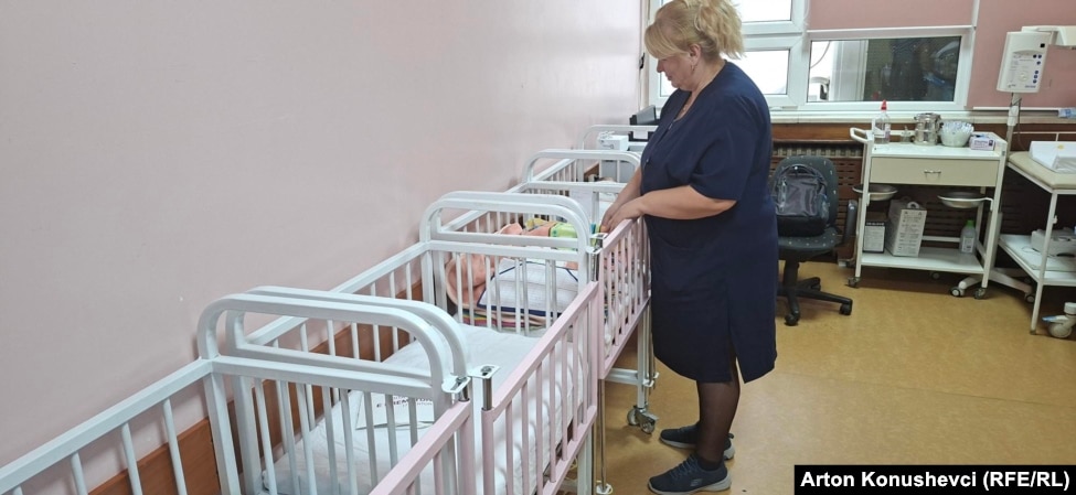 Infermierja që kujdeset për foshnjat në QKUK.