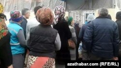 Очередь у закрытого продовольственного магазина, Ашхабад, февраль, 2020 год