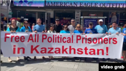 Группа казахстанцев во время акции в поддержку соотечественников. Нью-Йорк, 25 августа 2019 года