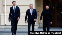 Зліва направо: Джаред Кушнер, Стів Віткофф та Володимир Зеленський. Київ, 6 вересня 2026 року