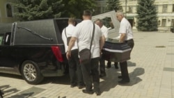 Familia, prietenii și colegii organizează o ceremonie de rămas bun pe 8 august pentru jurnalista ucraineană Victoria Roșcina, care se pare că a fost torturată înainte de a muri în timp ce se afla în captivitate în Rusia.