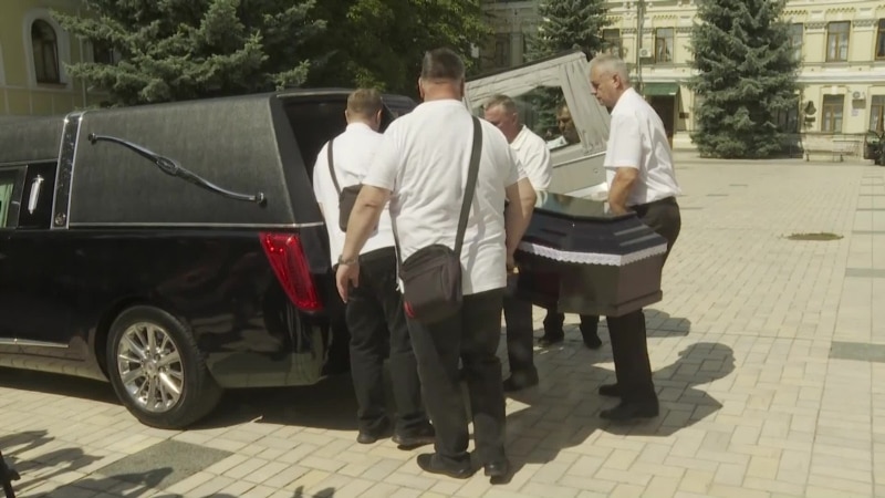 Întrebări fără răspuns la înmormântarea jurnalistei ucrainene Victoria Roșcina, fostă colaboratoare a RFE/RL, torturată și ucisă de ruși