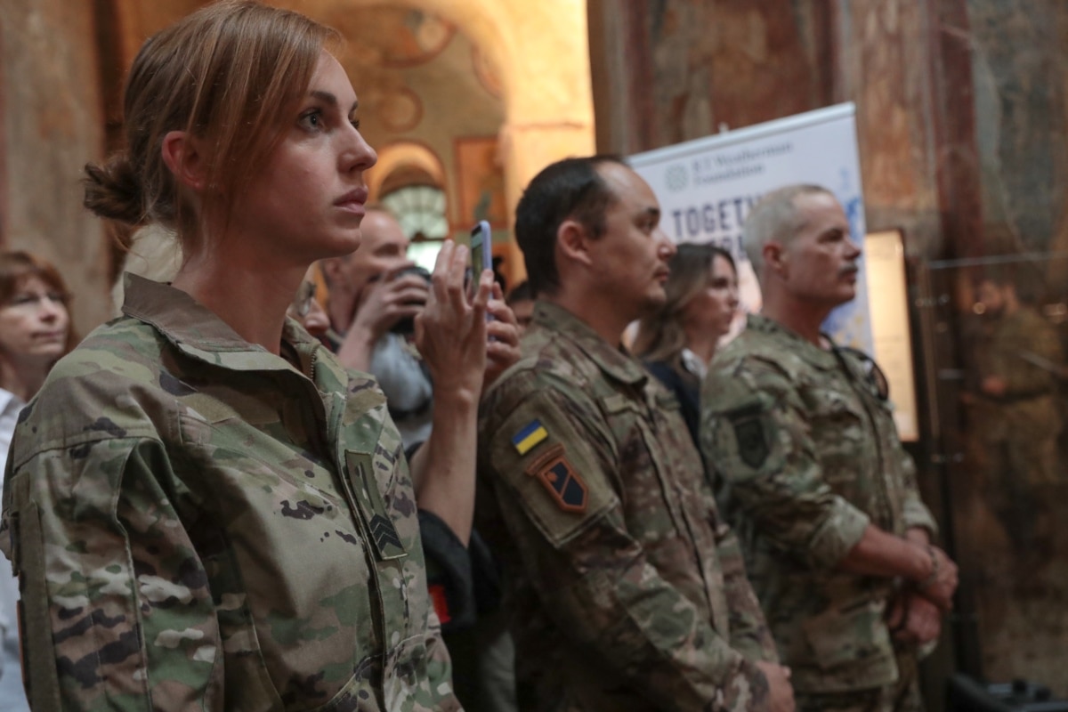 У заході взяли участь представники Міжнародного легіону ГУР, побратими полеглих добровольців, представники дипломатичної спільноти, військовослужбовці, громадські діячі та міжнародні партнери