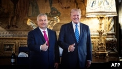 „Thumbs up” la Mar-a-Lago. Viktor Orbán (stânga) l-a vizitat pe Donald Trump în Florida pe 11 iulie, făcând un detur de la summitul NATO de la Washington. 