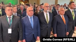 Congres UDMR, în prezența liderilor din Coaliție și a premierului maghiar, Viktor Orbán. De la stânga la dreapta, Sorin Grindeanu (PSD), Ilie Bolojan (PNL), Kelemen Hunor (UDMR), Viktor Orban (premierul Ungariei), Tanczos Barna (UDMR).