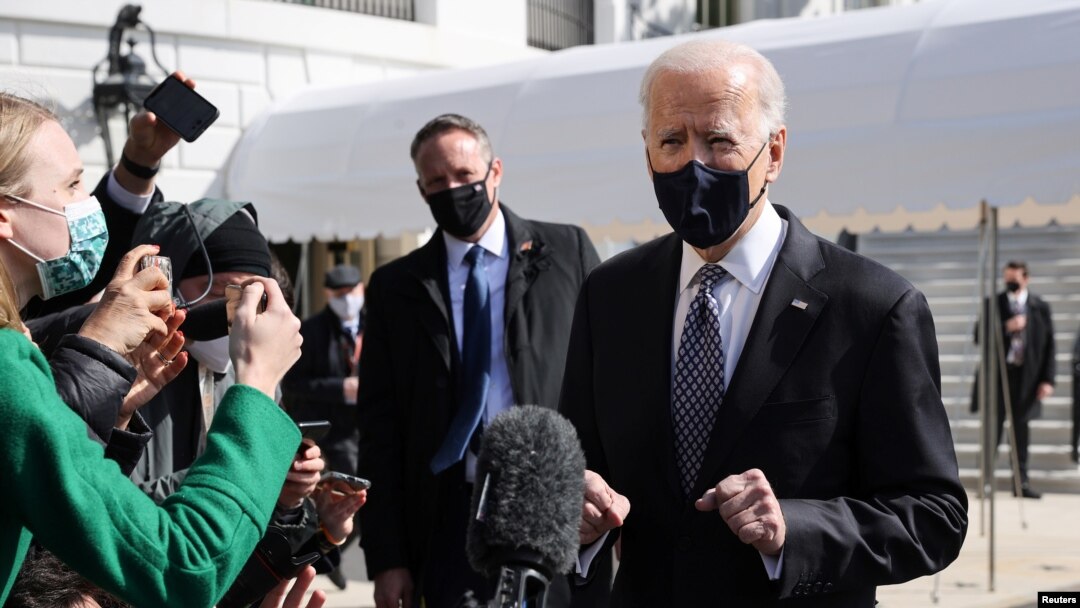 Američki predsjednik Joe Biden razgovara s novinarima pri odlasku na putovanje u Atlantu u državi Georgia 19. marta 2021. 
