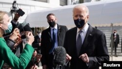 Joe Biden, az Egyesült Államok elnöke a sajtónak nyilatkozik a Fehér Háznál, 2021. március 19-én.