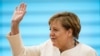 Cancelarul german Angela Merkel face cu mâna în timpul întâlnirii săptămânale a cabinetului federal german în sala de conferințe a Cancelariei din Berlin - Germania, 23 septembrie 2020.