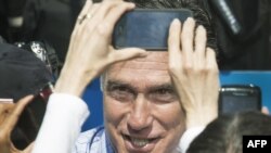 Candidatul prezidențial republican Mitt Romney își salută susținătorii.