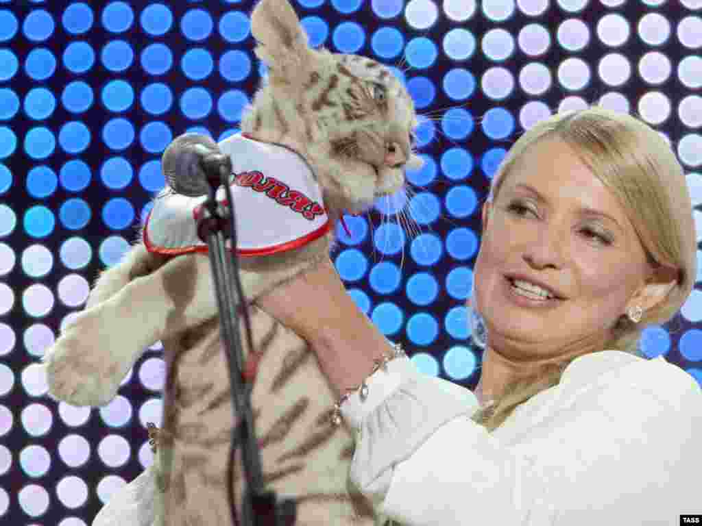 Holding an albino Bengal tiger cub presented to her as a gift.