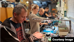 Волонтери некомерційної організації «Крила для Європи» займаються пайкою дронів для ЗСУ, Брюссель, Бельгія