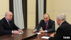 Президент России Владимир Путин и директор РИСИ Михаил Фрадков (слева)