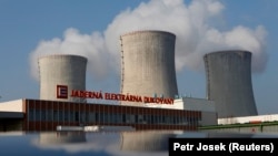 АЕС «Дуковани» в Чехії, збудована за радянським проєктом, – одна з двох у Чехії, що виробляють понад третину споживаної в країні електроенергії
