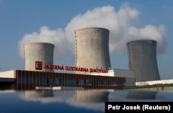 Turnurile de răcire ale centralei de la Dukovany, într-o imagine de arhivă. Cehia plănuiește extinderea centralei, cu participarea unui concern sud-coreean.