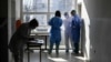 Kosovë: punëtorë shëndetësorë në Klinikën Infektive në Prishtinë. 