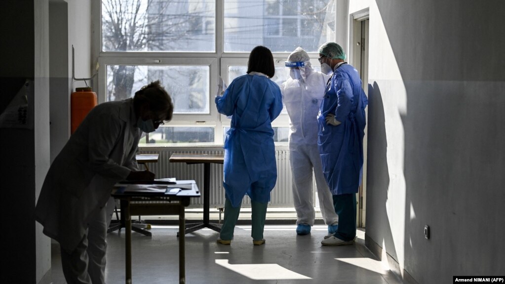 Punonjësit shëndetësor në Klinikën Infektive në Prishtinë.