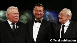 Лех Валэнса, Робэрт Вянцкевіч i Анджэй Вайда, рэжысэр фільма «Валэнса. Чалавек надзеі»