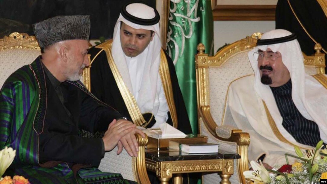 Saudi King Abdullah bin Abdulaziz Al Saud (right) meeting with Afghan President Hamid Karzai (left) at King Khalid airport in Riyadh in 2010.