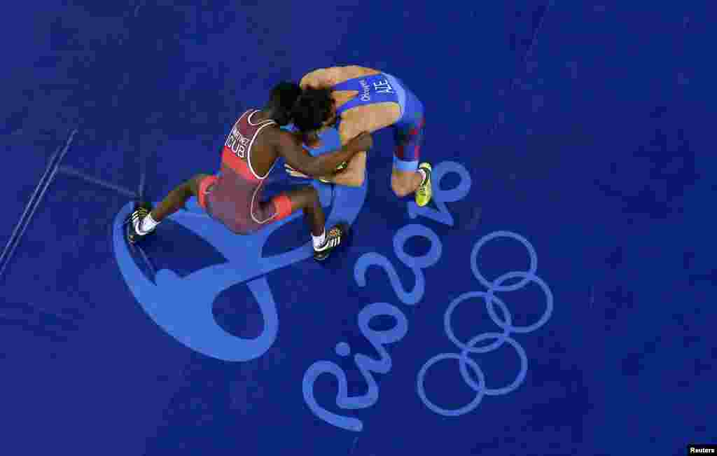 O 1/16 finalda kubalı Migel Palasio Martinezlə qarşılaşıb və rəqibinə 4:2 hesabı ilə qalib gələrək 1/8 finala çıxıb.