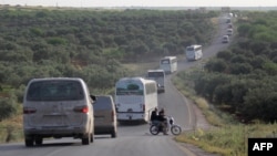 Колона автобусів і автомобілів «швидкої допомоги», що перевозять поранених із сирійських Забадані і Мадаї, прямує до північного міста Ідліб, 21 квітня 2016 року