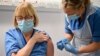 Имунизация с ваксината срещу COVID-19 на Pfizer и BioNTech във Великобритания, където тя вече е одобрена за употреба