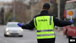 Илустрација - Полиција контролира дали се почитува мерката за носење заштитни маски за лице, Скопје декември 2020