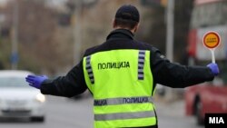 Pjesëtar i policisë duke drejtuar trafikun në Maqedoninë e Veriut - Fotografi ilustruese. 