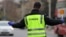Pjesëtar i policisë duke drejtuar trafikun në Maqedoninë e Veriut - Fotografi ilustruese. 