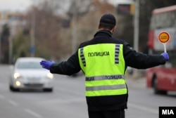 Pjesëtar i policisë duke drejtuar trafikun në Maqedoninë e Veriut.